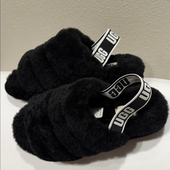 Cozy Black Fuzzy Slippers - Picture 3 of 4